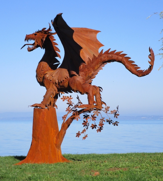 Große Drachen Skulptur auf Baum